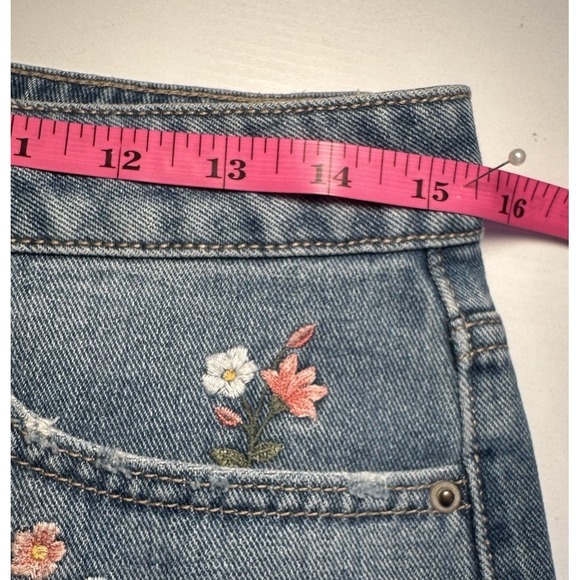 Time & True Jean Shorts Woman's Size 8 Blue Denim Distressed Embroidered Flowers - Picture 7 of 11